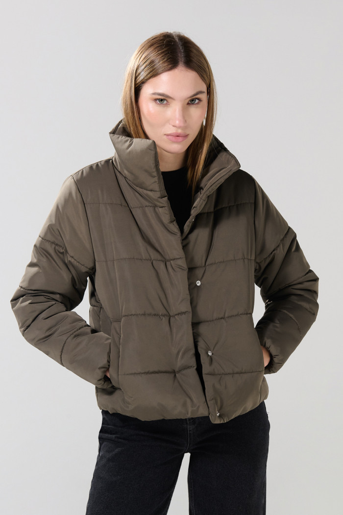 Chaqueta acolchada unicolor con cuello alto y broches