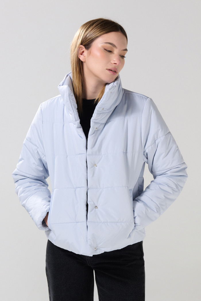 Chaqueta acolchada unicolor con cuello alto y broches
