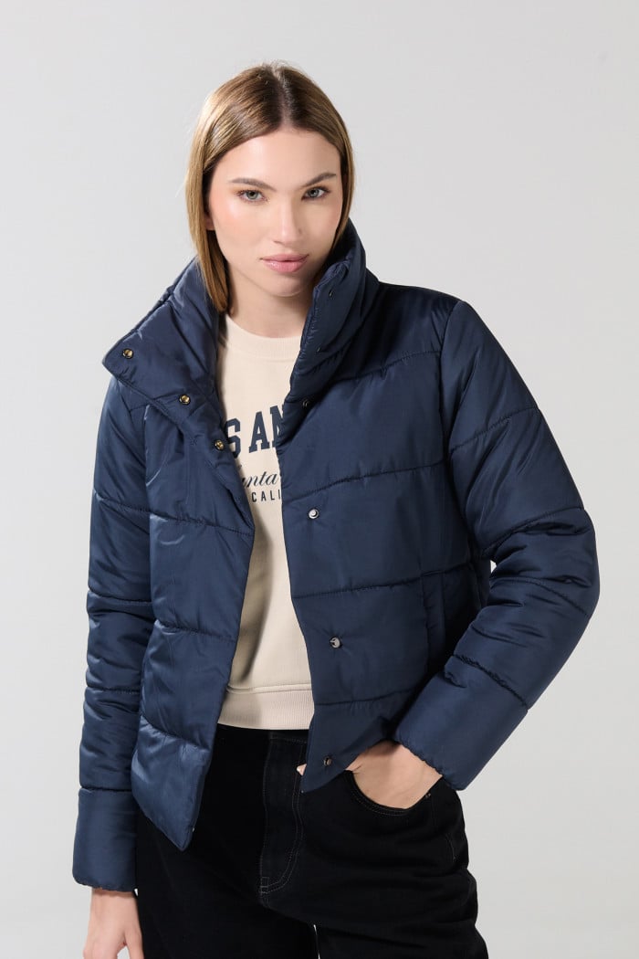 Chaqueta acolchada unicolor con cuello alto y broches