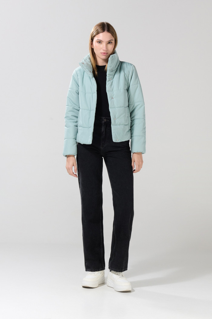 Chaqueta acolchada unicolor con cuello alto y broches