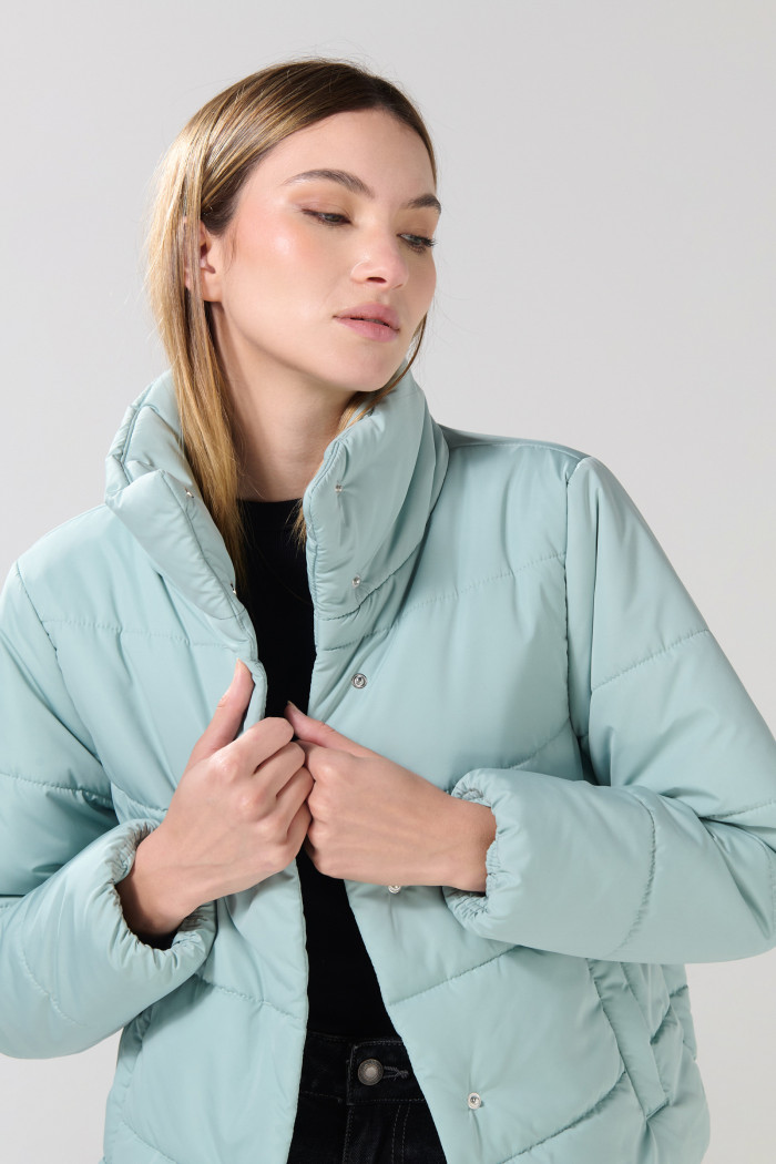 Chaqueta acolchada unicolor con cuello alto y broches
