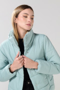 Chaqueta acolchada unicolor con cuello alto y broches