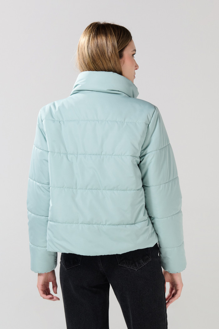 Chaqueta acolchada unicolor con cuello alto y broches