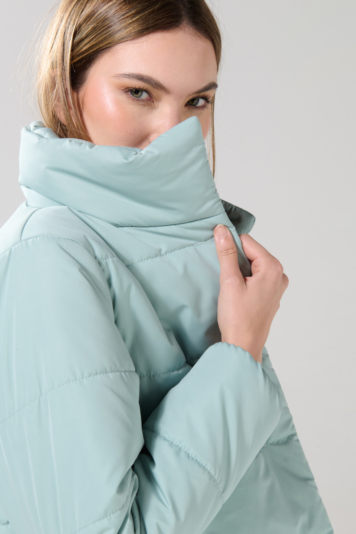 Chaqueta acolchada unicolor con cuello alto y broches
