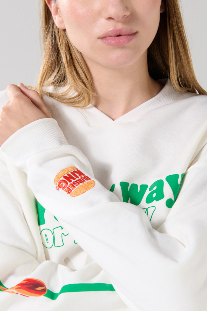 Buzo cuello V oversize crema claro de Burger King