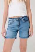 Short de jean tiro medio azul con ligeros desgastes