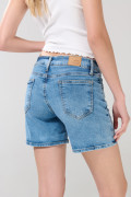 Short de jean tiro medio azul con ligeros desgastes