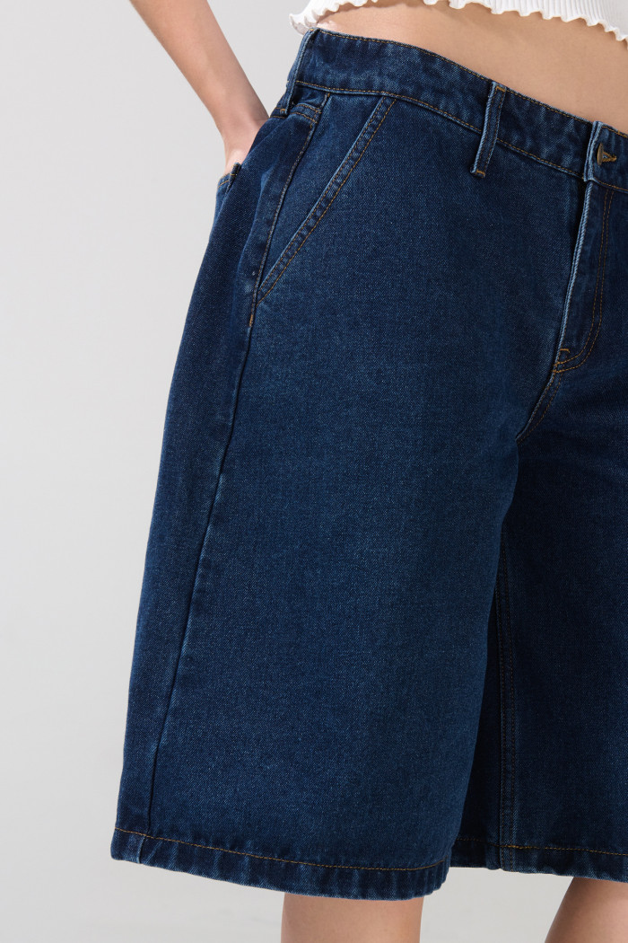 Bermuda azul oscura de jean con tiro medio y 5 bolsillos