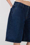 Bermuda azul oscura de jean con tiro medio y 5 bolsillos