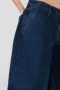 Bermuda azul oscura de jean con tiro medio y 5 bolsillos