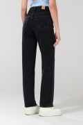 Jean gris intenso 90´S con tiro alto, bolsillos y bota recta