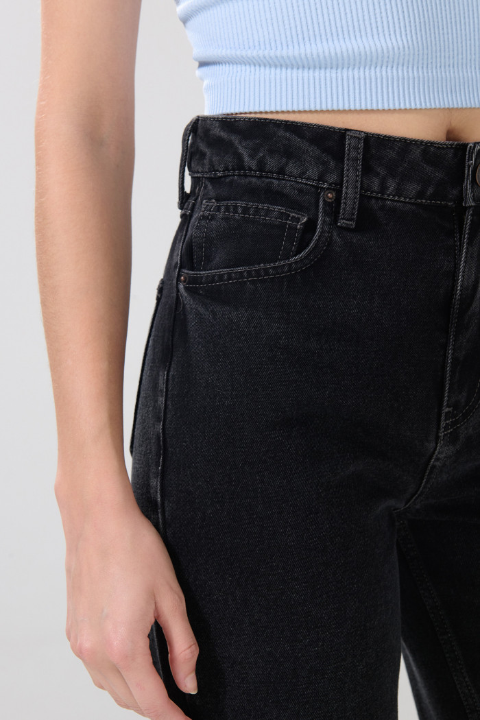 Jean gris intenso 90´S con tiro alto, bolsillos y bota recta