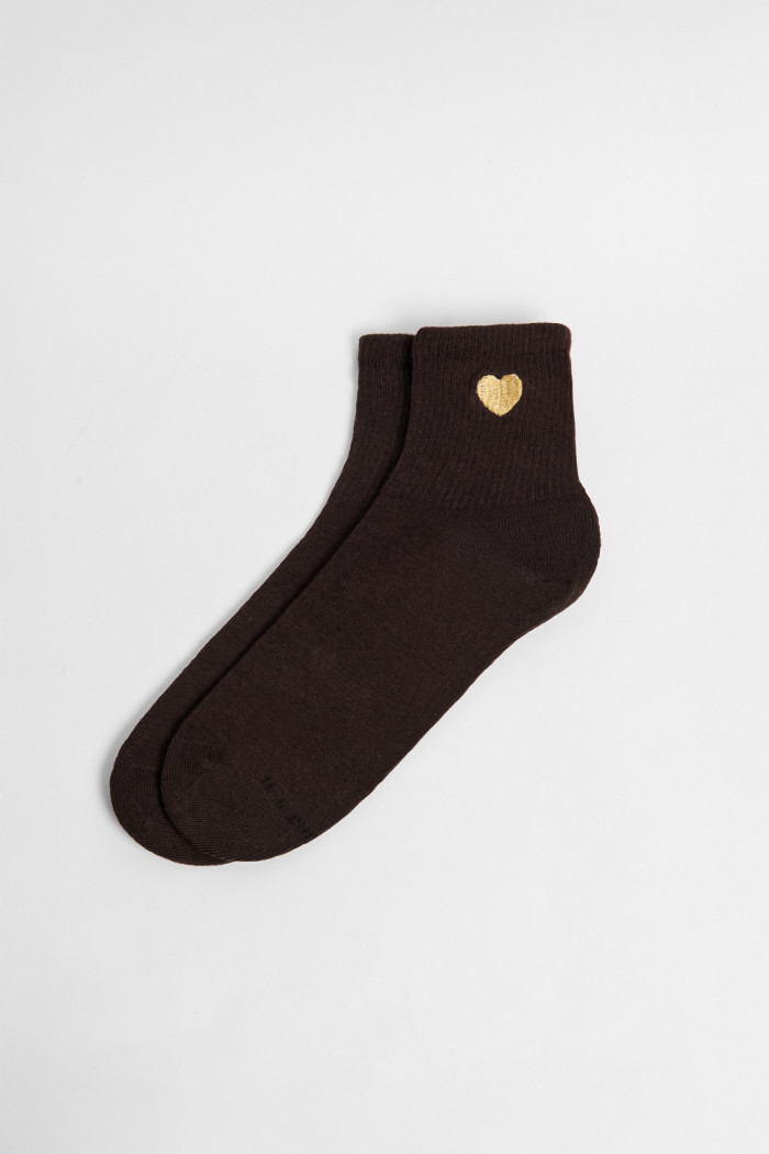 Medias cortas cafés oscuras con diseño de corazón