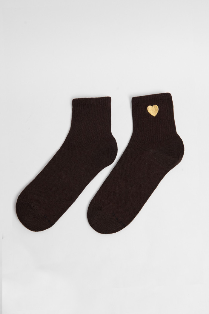Medias cortas cafés oscuras con diseño de corazón