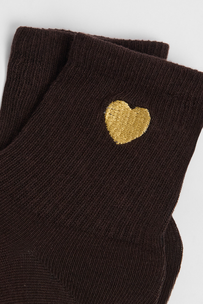 Medias cortas cafés oscuras con diseño de corazón