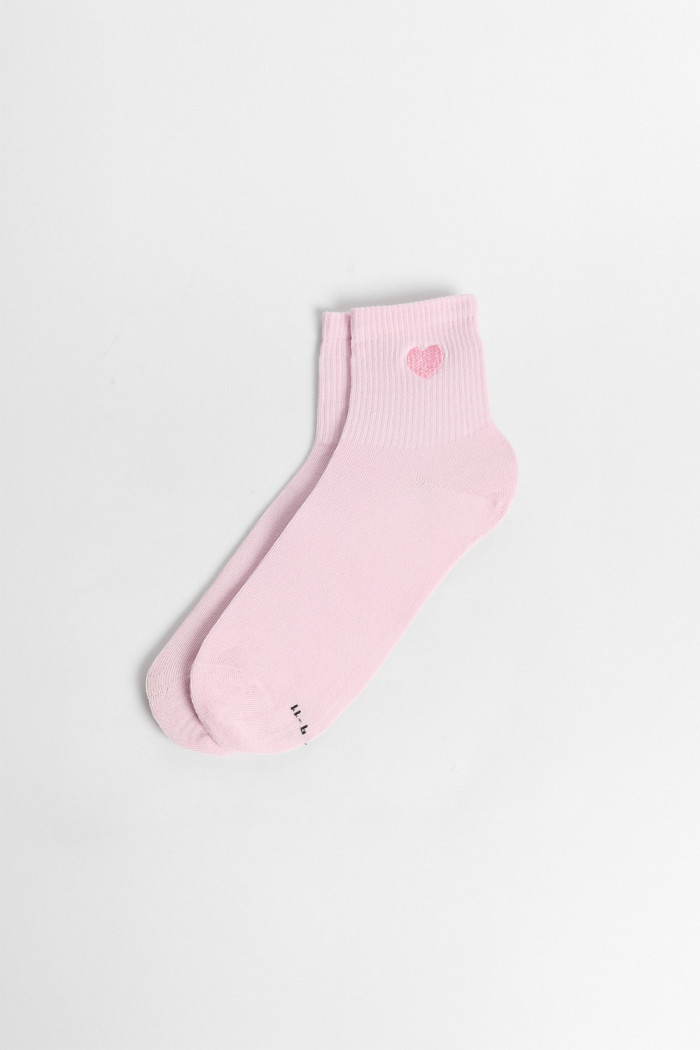 Medias cortas con diseño bordado de corazón.