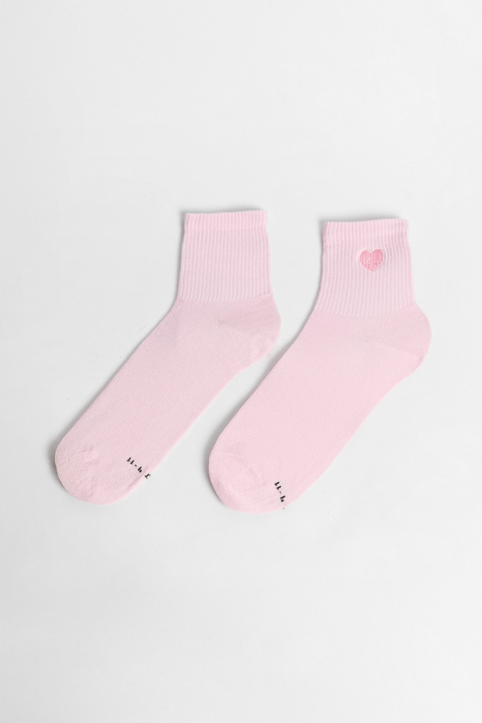 Medias cortas con diseño bordado de corazón.