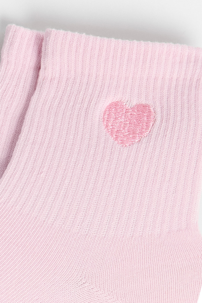 Medias cortas con diseño bordado de corazón.