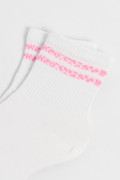 Medias cortas cremas con rayas de animal print