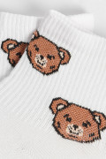 Media urbana corta, con diseño en costado en jacquard de osos.