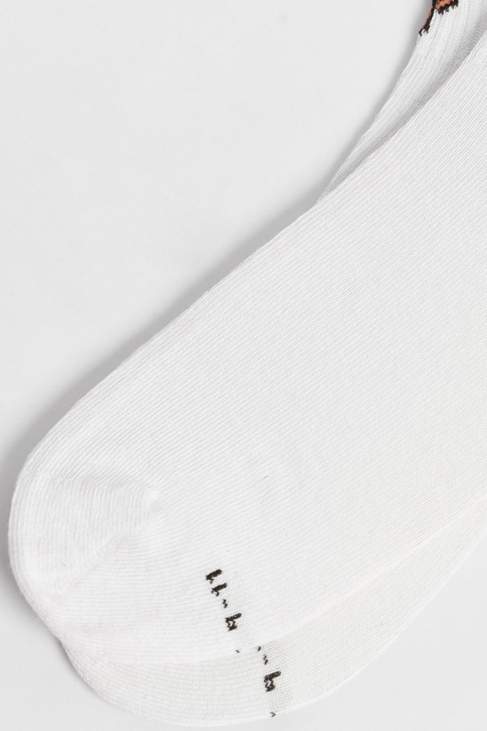 Media urbana corta, con diseño en costado en jacquard de osos.