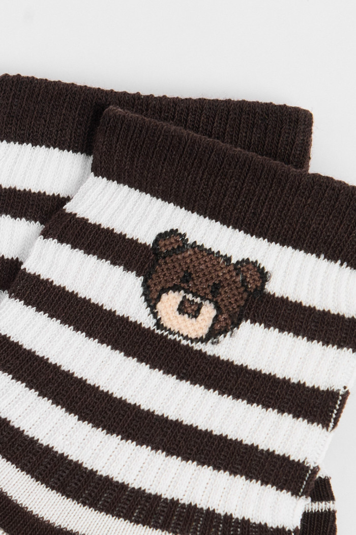 Media urbana corta, con diseño en costado en jacquard de oso.
