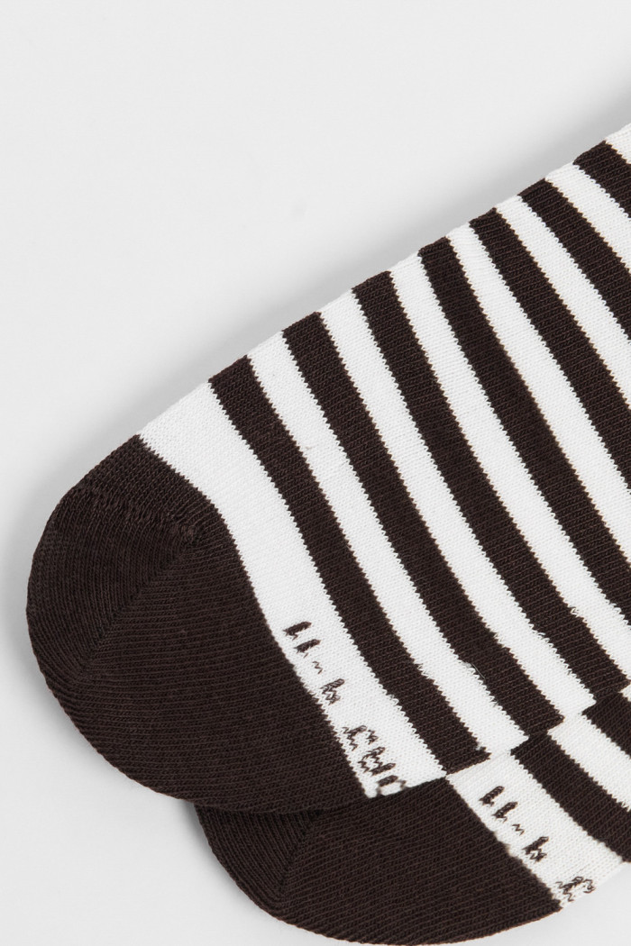 Media urbana corta, con diseño en costado en jacquard de oso.