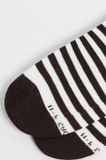 Media urbana corta, con diseño en costado en jacquard de oso.