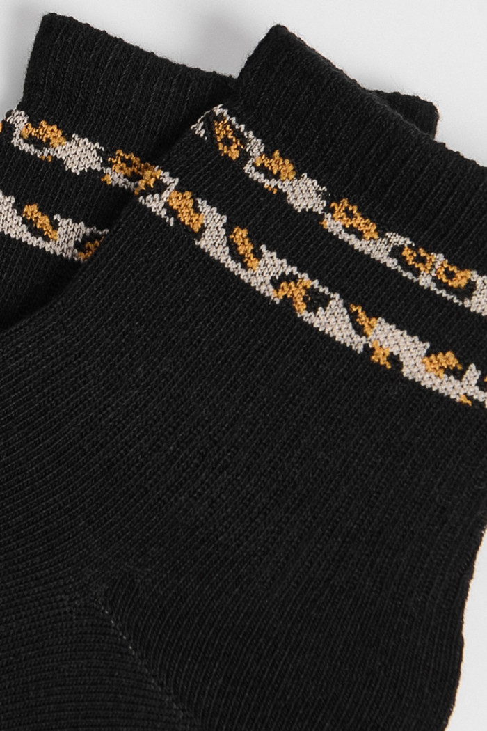 Medias cortas negras con diseños de animal print