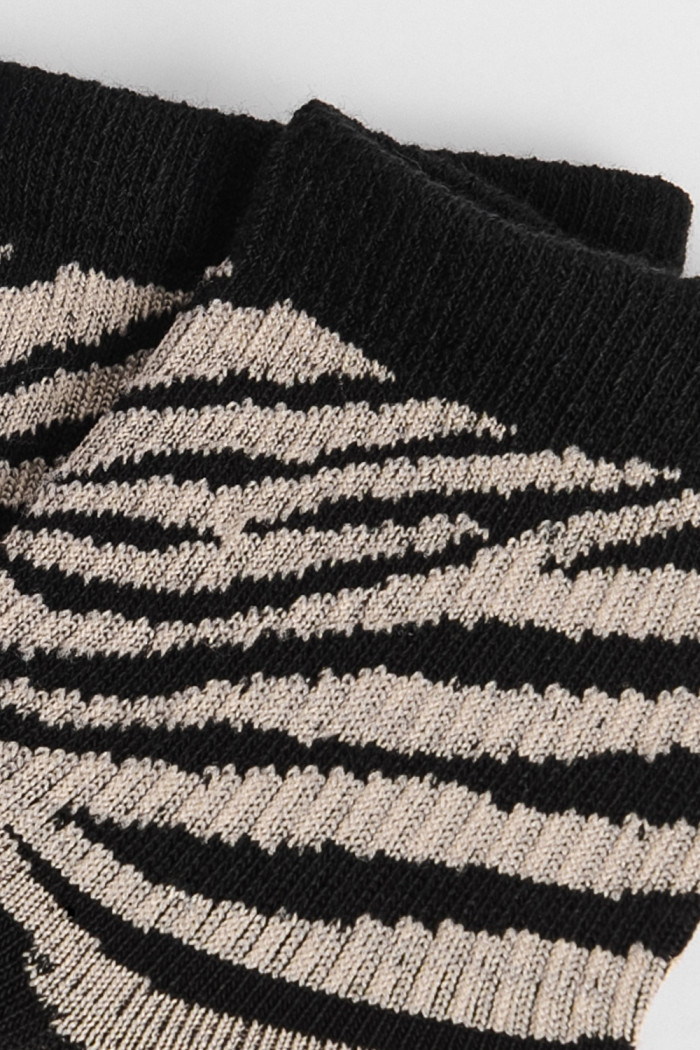 Medias cortas negras con diseño de animal print localizado