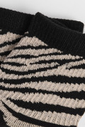 Medias cortas negras con diseño de animal print localizado