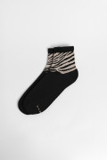 Medias cortas negras con diseño de animal print localizado