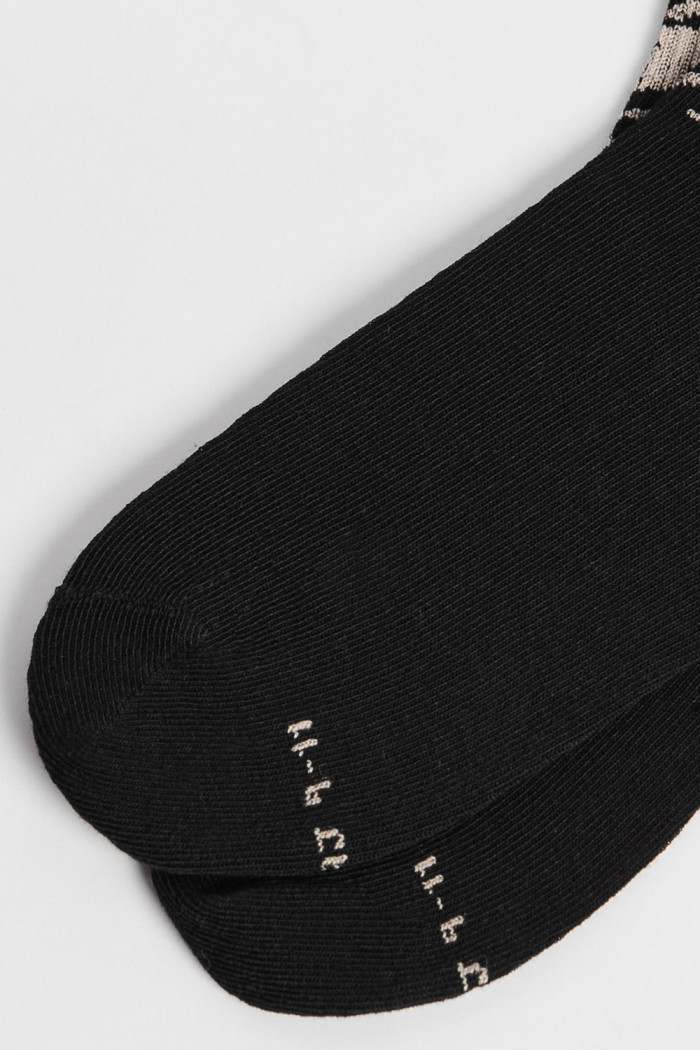 Medias cortas negras con diseño de animal print localizado