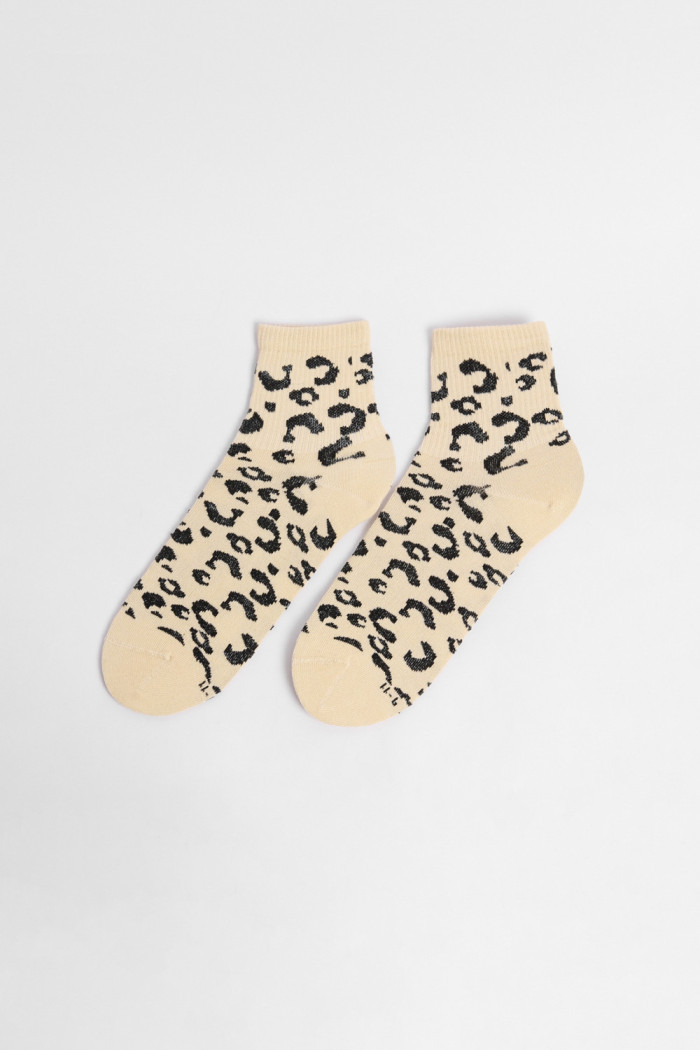 Medias cortas kakis claras con estampados animal print