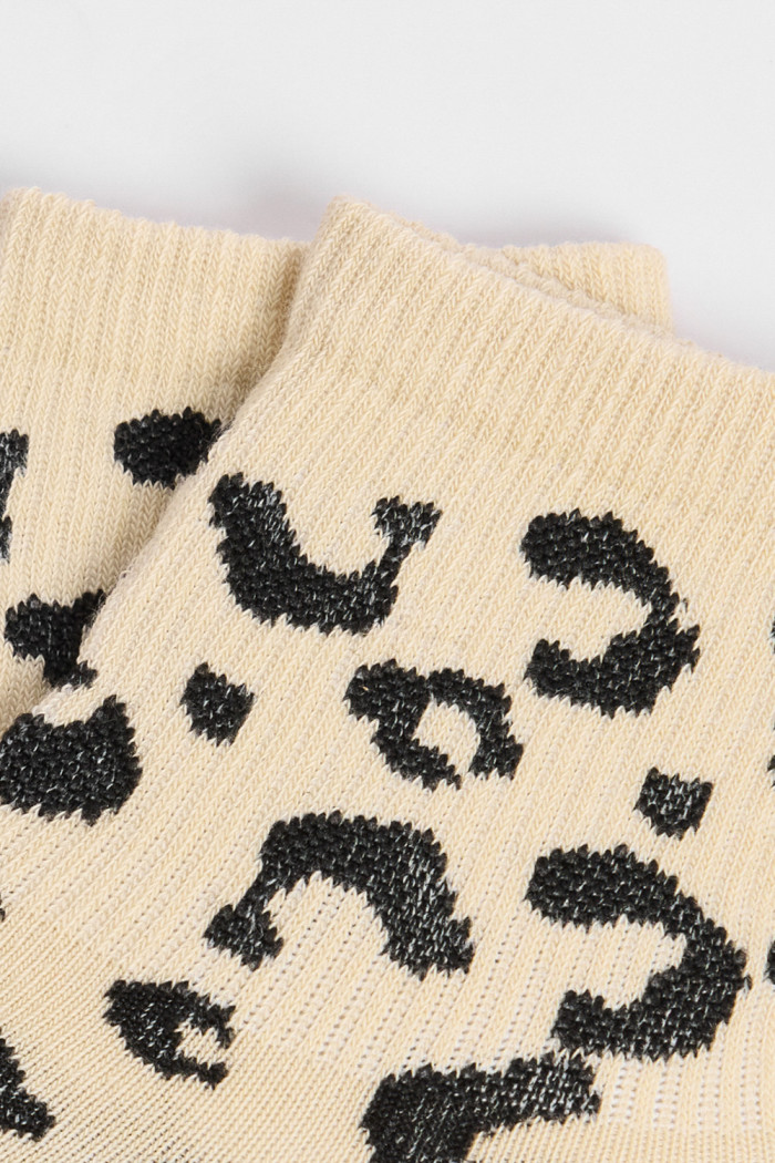 Medias cortas kakis claras con estampados animal print