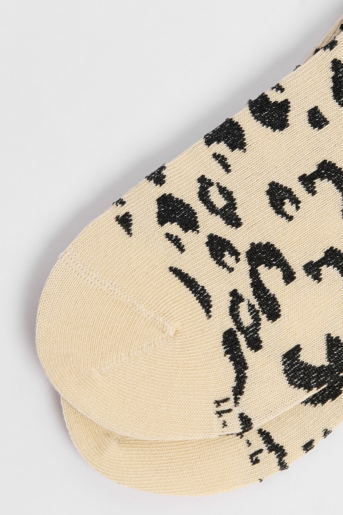 Medias cortas kakis claras con estampados animal print