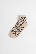 Medias cortas kakis oscuras con diseños animal print