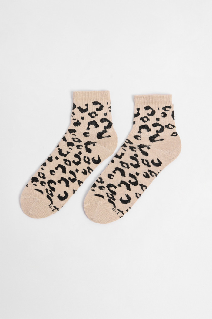 Medias cortas kakis oscuras con diseños animal print