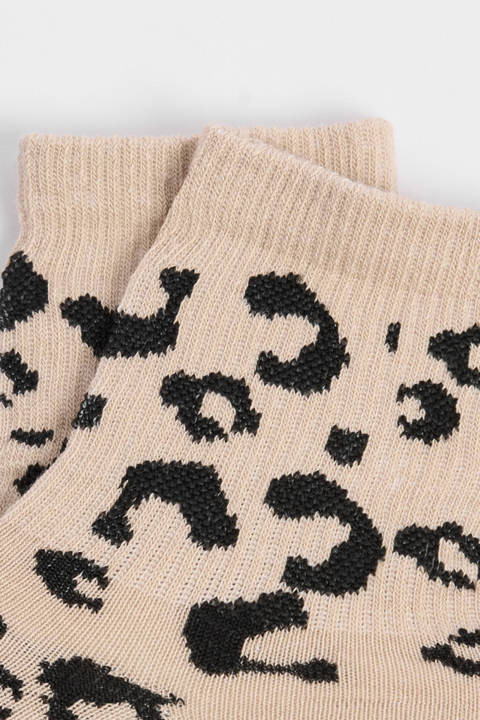 Medias cortas kakis oscuras con diseños animal print