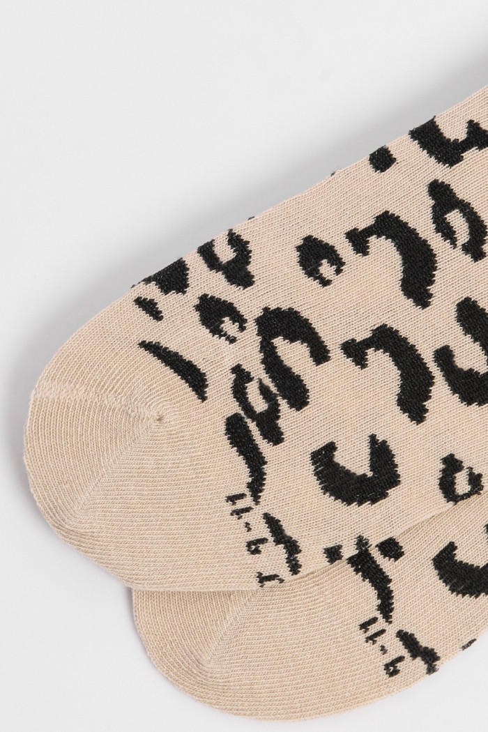 Medias cortas kakis oscuras con diseños animal print