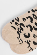 Medias cortas kakis oscuras con diseños animal print