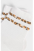 Media urbana corta, con diseño en costado en jacquard de animal print.