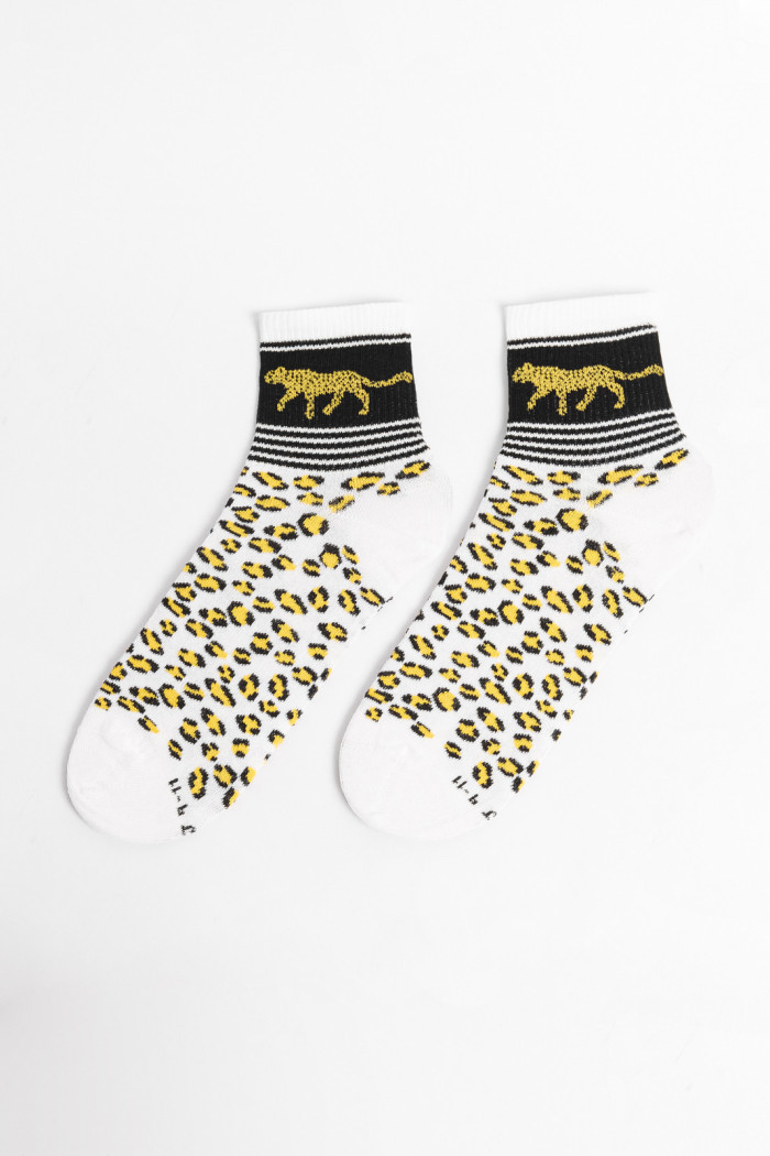 Medias cortas unicolores con diseños animal print