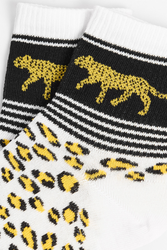 Medias cortas unicolores con diseños animal print