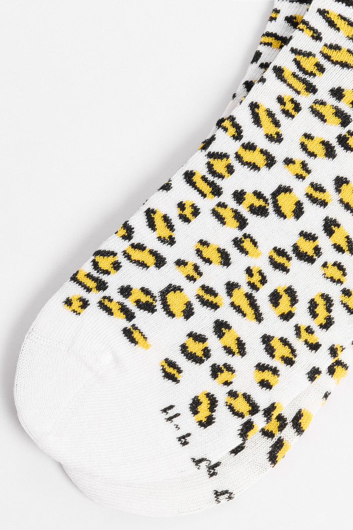 Medias cortas unicolores con diseños animal print