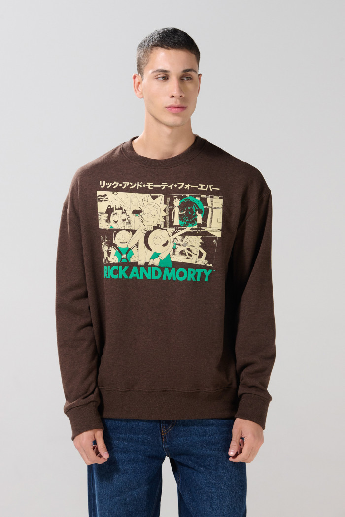 Buzo café oscuro oversize cuello redondo de Rick and Morty