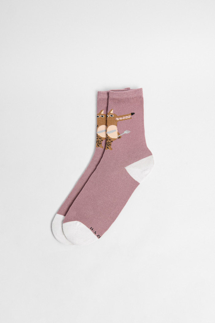 Medias largas rosadas con contrastes y diseño de lobo