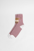 Medias largas rosadas con contrastes y diseño de lobo