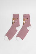 Medias largas rosadas con contrastes y diseño de lobo