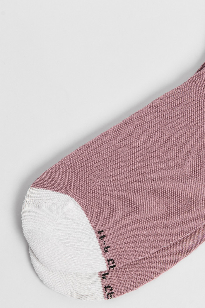 Medias largas rosadas con contrastes y diseño de lobo